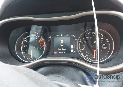 2016 Jeep Cherokee Latitude z USA, uszkodzony, nr VIN 1C4PJMCS3GW253000